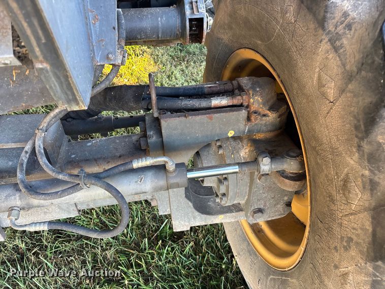 image for item ED2302 1999 Caterpillar Lexion 465 RWA combine