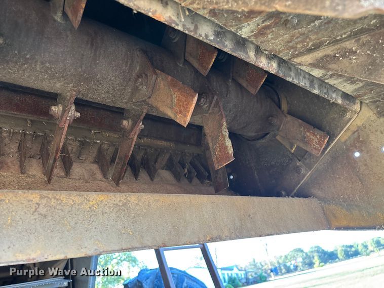 image for item ED2302 1999 Caterpillar Lexion 465 RWA combine