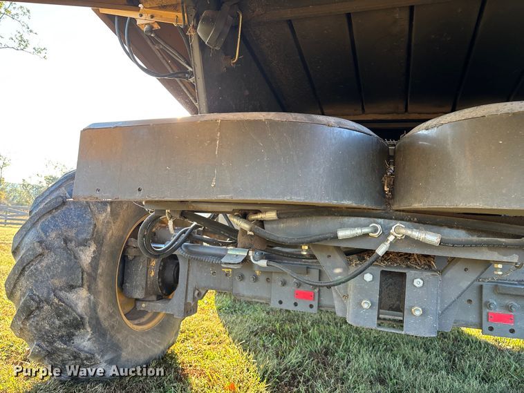 image for item ED2302 1999 Caterpillar Lexion 465 RWA combine