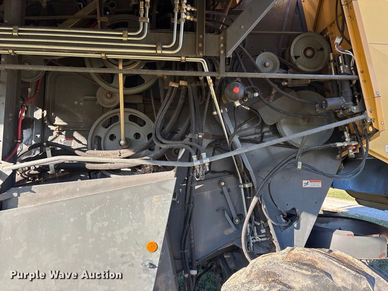 image for item ED2302 1999 Caterpillar Lexion 465 RWA combine