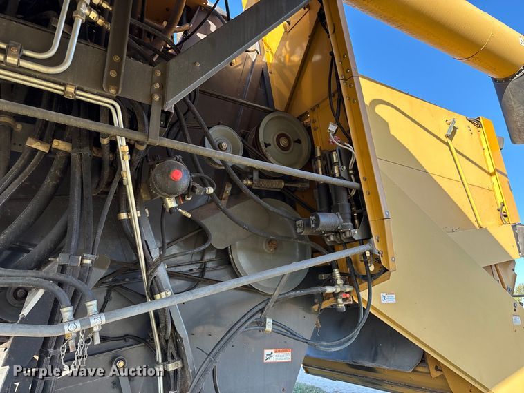 image for item ED2302 1999 Caterpillar Lexion 465 RWA combine