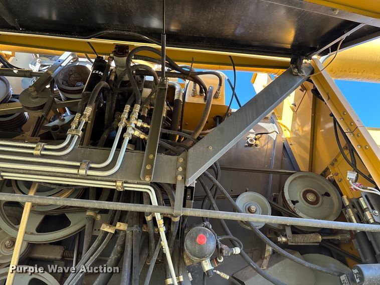 image for item ED2302 1999 Caterpillar Lexion 465 RWA combine