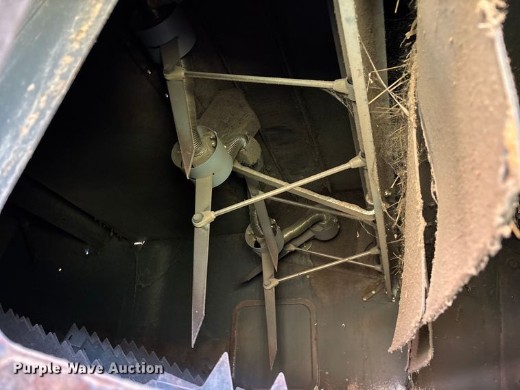 image for item ED2302 1999 Caterpillar Lexion 465 RWA combine