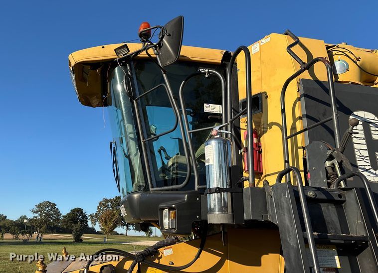 image for item ED2302 1999 Caterpillar Lexion 465 RWA combine