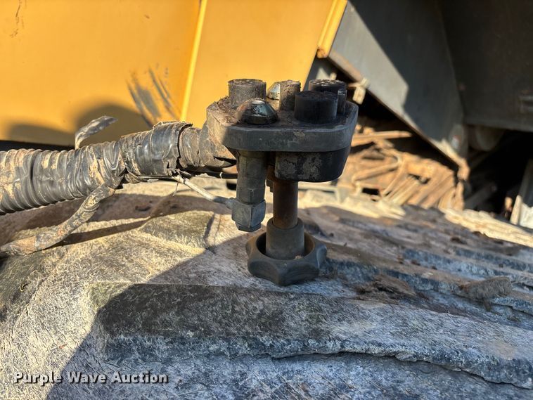 image for item ED2302 1999 Caterpillar Lexion 465 RWA combine