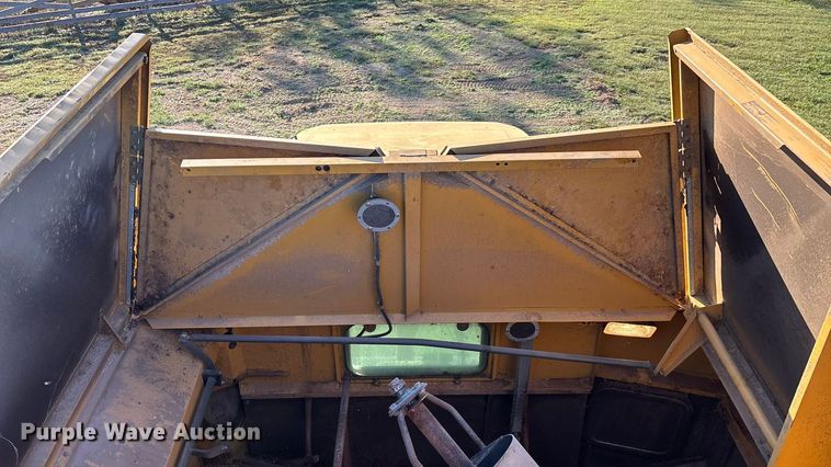 image for item ED2302 1999 Caterpillar Lexion 465 RWA combine