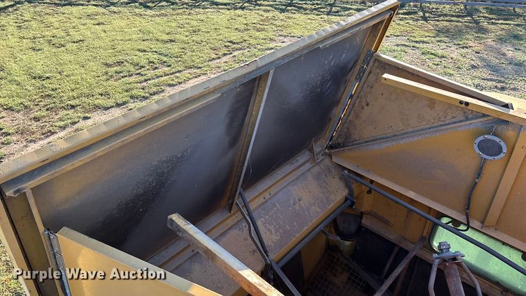 image for item ED2302 1999 Caterpillar Lexion 465 RWA combine