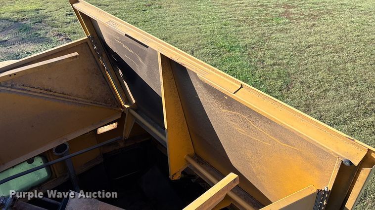 image for item ED2302 1999 Caterpillar Lexion 465 RWA combine