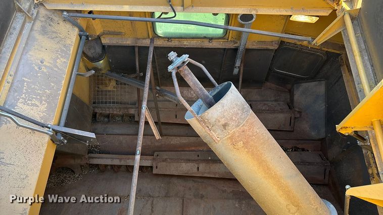 image for item ED2302 1999 Caterpillar Lexion 465 RWA combine