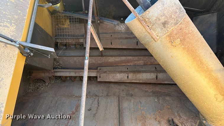 image for item ED2302 1999 Caterpillar Lexion 465 RWA combine