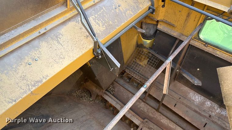 image for item ED2302 1999 Caterpillar Lexion 465 RWA combine