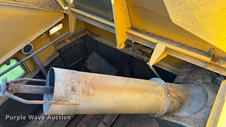 image for item ED2302 1999 Caterpillar Lexion 465 RWA combine