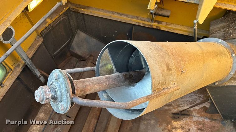 image for item ED2302 1999 Caterpillar Lexion 465 RWA combine