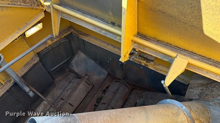 image for item ED2302 1999 Caterpillar Lexion 465 RWA combine