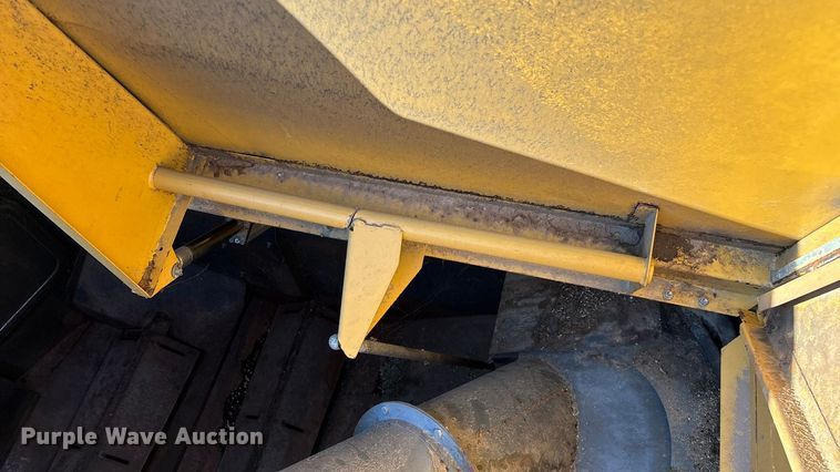 image for item ED2302 1999 Caterpillar Lexion 465 RWA combine