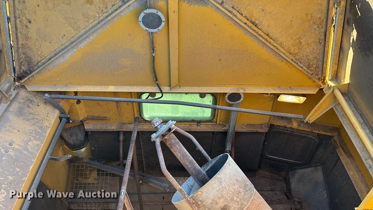 image for item ED2302 1999 Caterpillar Lexion 465 RWA combine