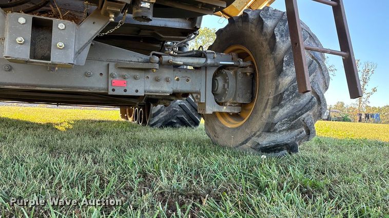 image for item ED2302 1999 Caterpillar Lexion 465 RWA combine