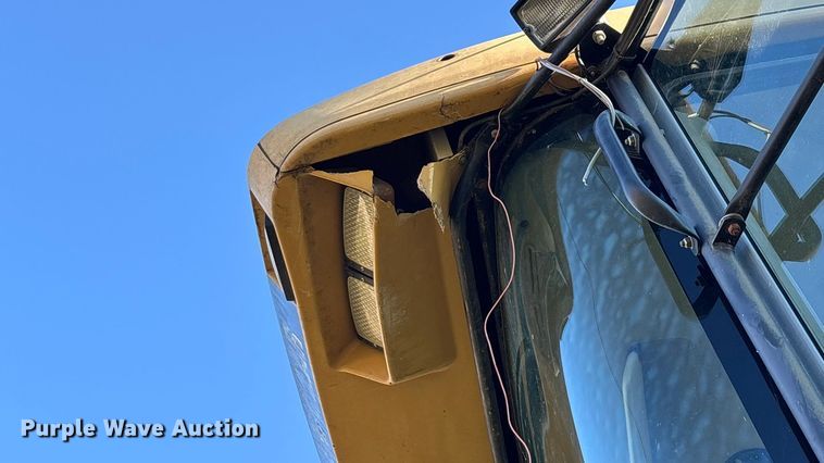 image for item ED2302 1999 Caterpillar Lexion 465 RWA combine