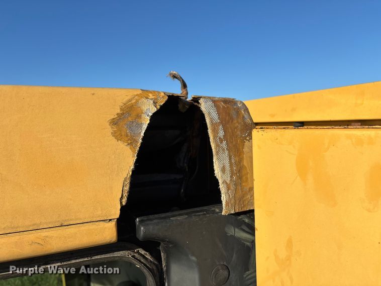 image for item ED2302 1999 Caterpillar Lexion 465 RWA combine