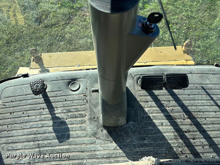 image for item ED2302 1999 Caterpillar Lexion 465 RWA combine