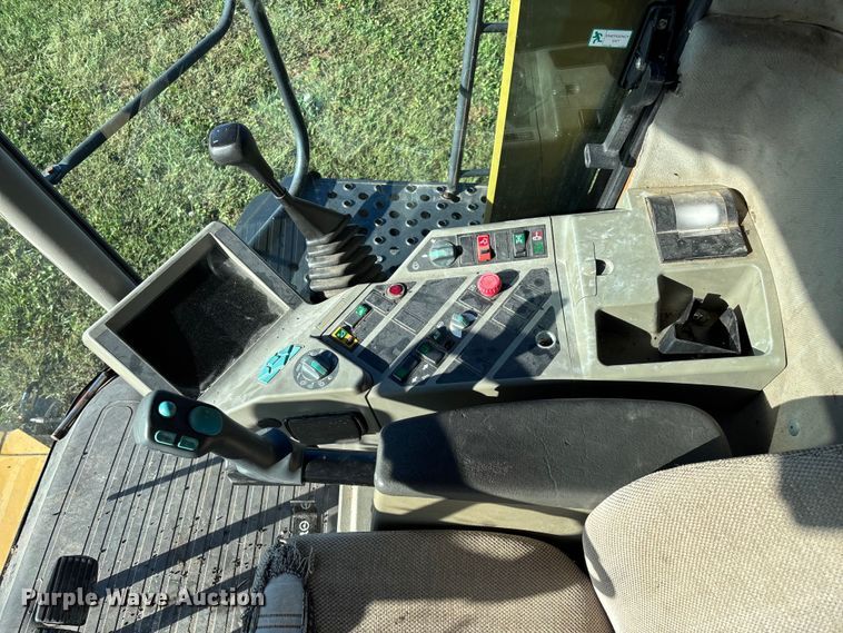 image for item ED2302 1999 Caterpillar Lexion 465 RWA combine