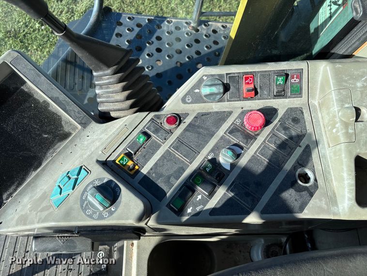 image for item ED2302 1999 Caterpillar Lexion 465 RWA combine