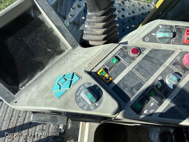 image for item ED2302 1999 Caterpillar Lexion 465 RWA combine