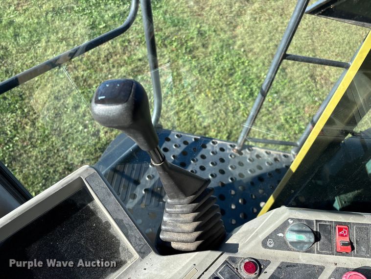 image for item ED2302 1999 Caterpillar Lexion 465 RWA combine