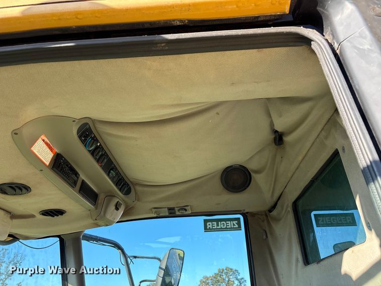 image for item ED2302 1999 Caterpillar Lexion 465 RWA combine