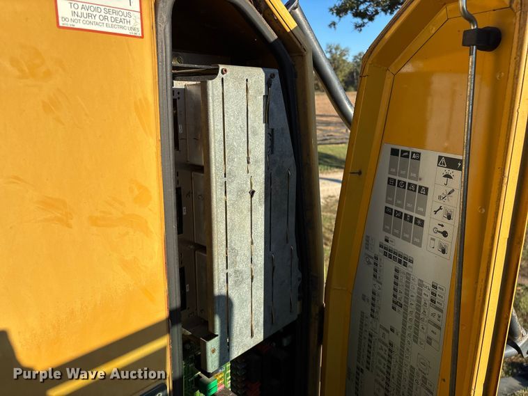 image for item ED2302 1999 Caterpillar Lexion 465 RWA combine