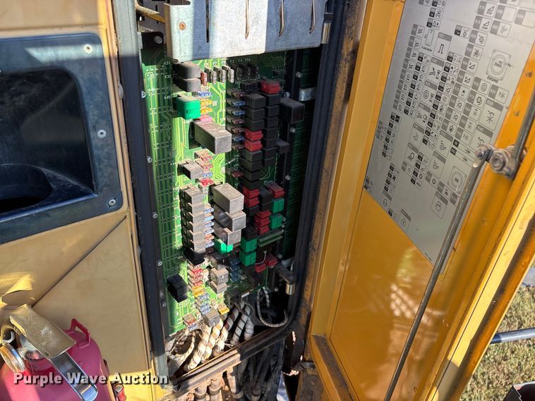 image for item ED2302 1999 Caterpillar Lexion 465 RWA combine