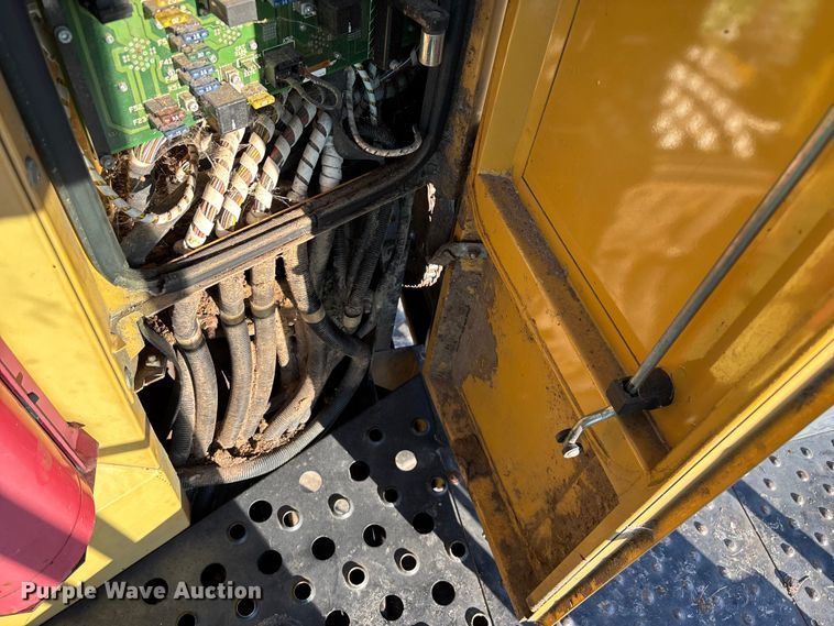 image for item ED2302 1999 Caterpillar Lexion 465 RWA combine