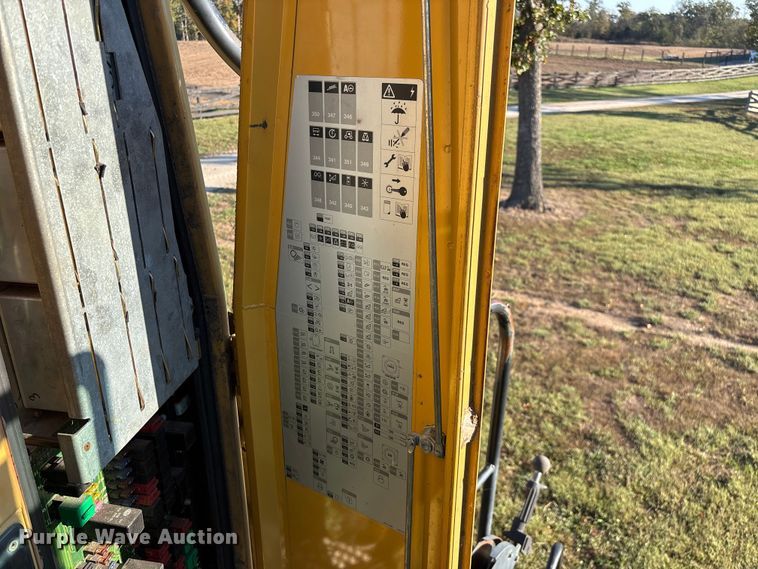 image for item ED2302 1999 Caterpillar Lexion 465 RWA combine