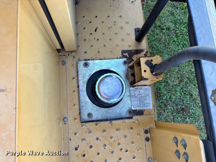 image for item ED2302 1999 Caterpillar Lexion 465 RWA combine