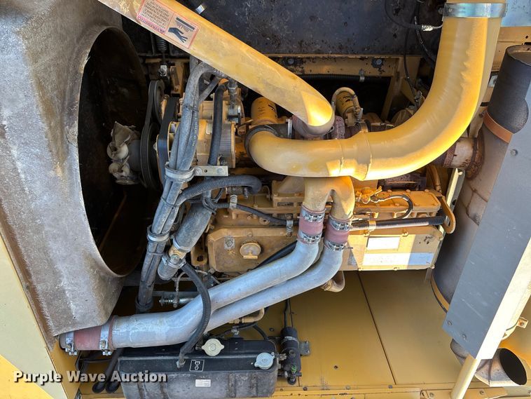 image for item ED2302 1999 Caterpillar Lexion 465 RWA combine