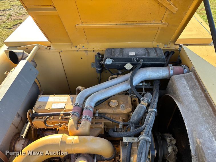image for item ED2302 1999 Caterpillar Lexion 465 RWA combine