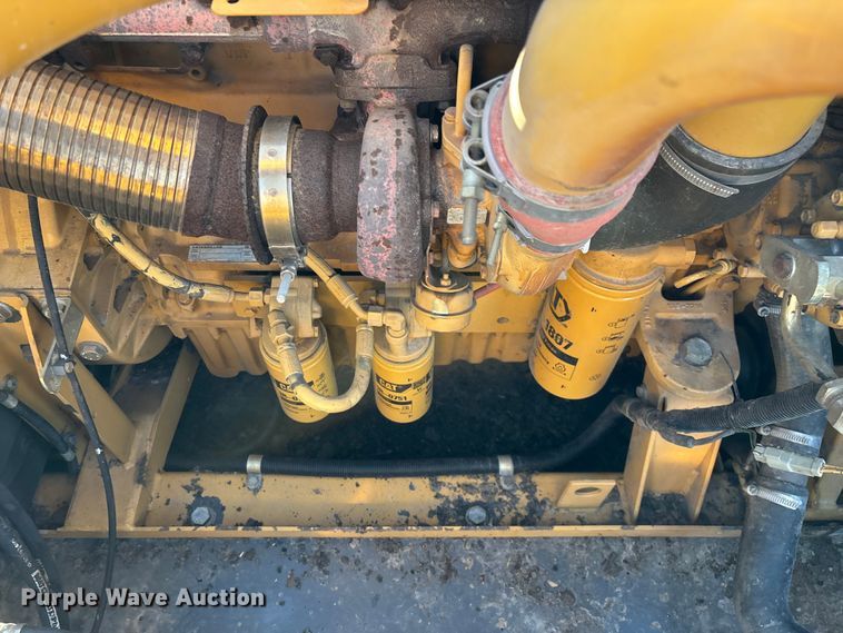 image for item ED2302 1999 Caterpillar Lexion 465 RWA combine