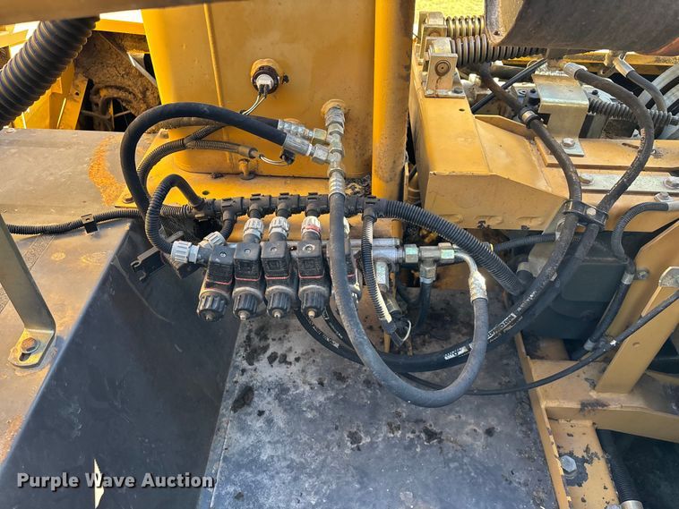 image for item ED2302 1999 Caterpillar Lexion 465 RWA combine