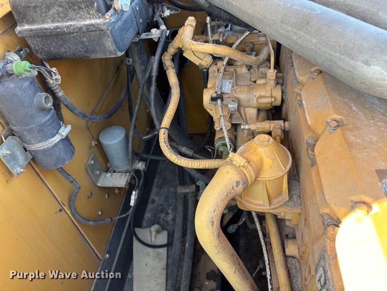 image for item ED2302 1999 Caterpillar Lexion 465 RWA combine