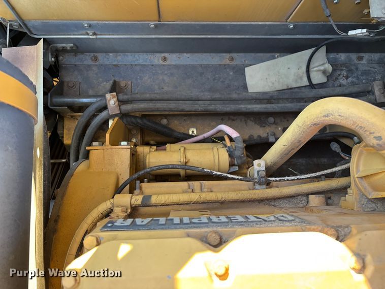 image for item ED2302 1999 Caterpillar Lexion 465 RWA combine