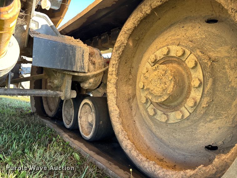 image for item ED2302 1999 Caterpillar Lexion 465 RWA combine