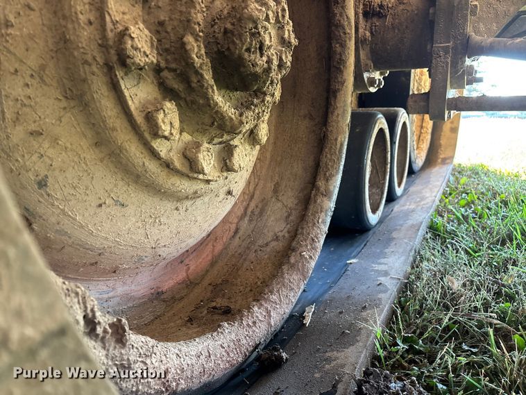 image for item ED2302 1999 Caterpillar Lexion 465 RWA combine