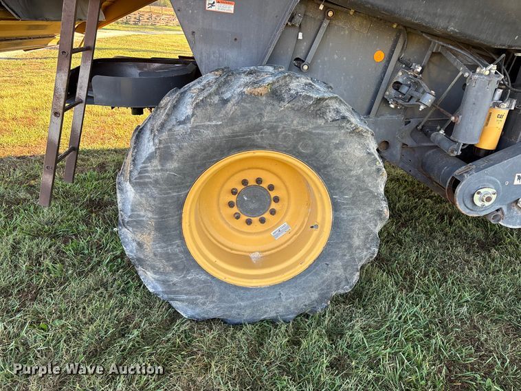 image for item ED2302 1999 Caterpillar Lexion 465 RWA combine