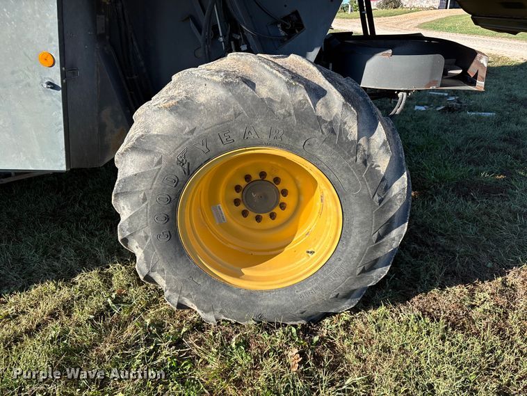 image for item ED2302 1999 Caterpillar Lexion 465 RWA combine