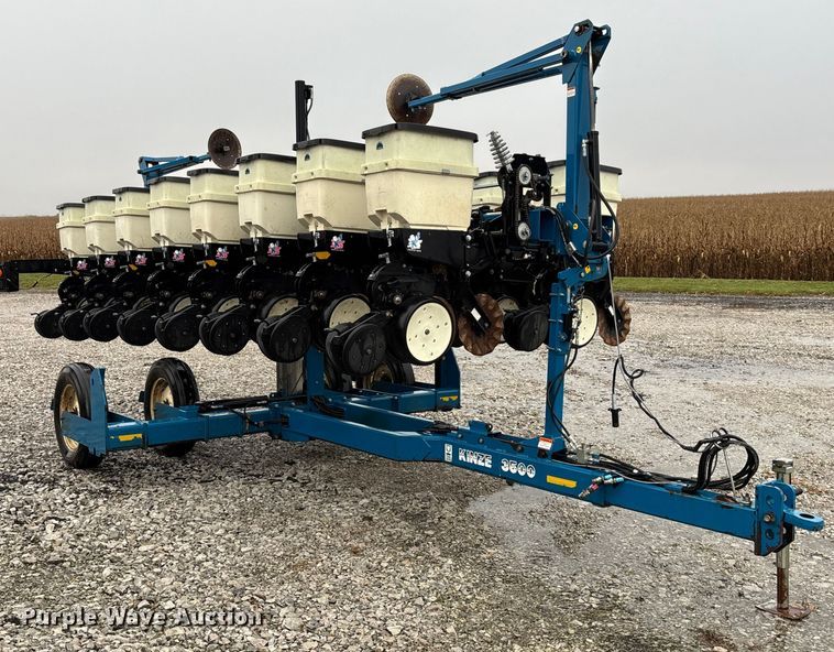 image for item EE4021 Kinze 3500  split row no-till planter