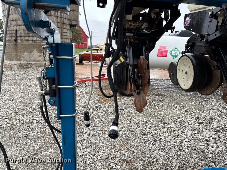 image for item EE4021 Kinze 3500  split row no-till planter