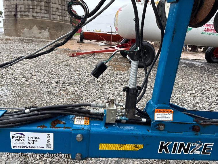 image for item EE4021 Kinze 3500  split row no-till planter