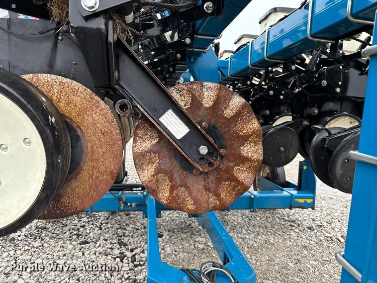 image for item EE4021 Kinze 3500  split row no-till planter