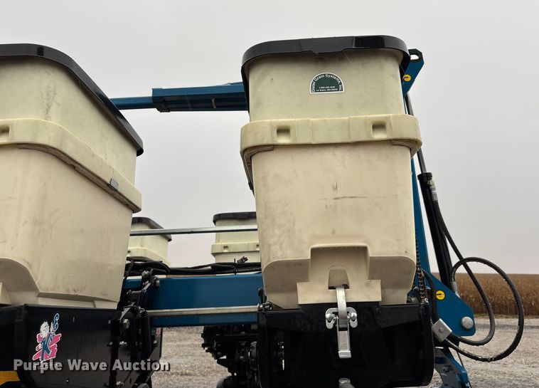 image for item EE4021 Kinze 3500  split row no-till planter