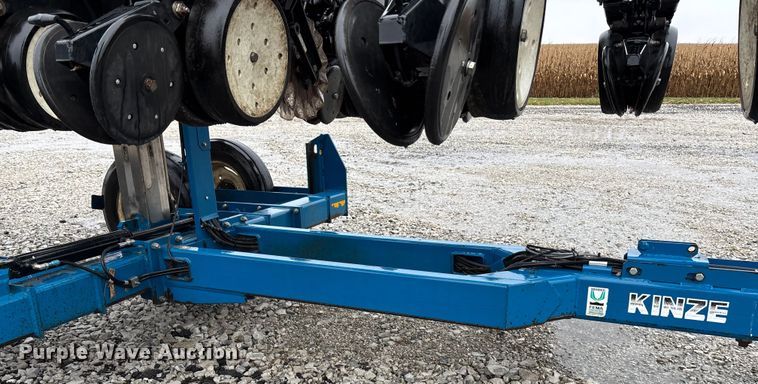 image for item EE4021 Kinze 3500  split row no-till planter